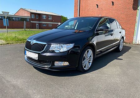 Skoda Superb 2.0 TDI DSG SHZ v+h Navi ZMS Zahnr neu