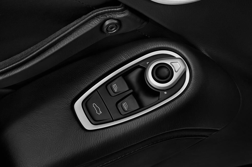 Aston Martin Vantage (Baujahr 2019) - 2 Türen Bedienungselemente Tür